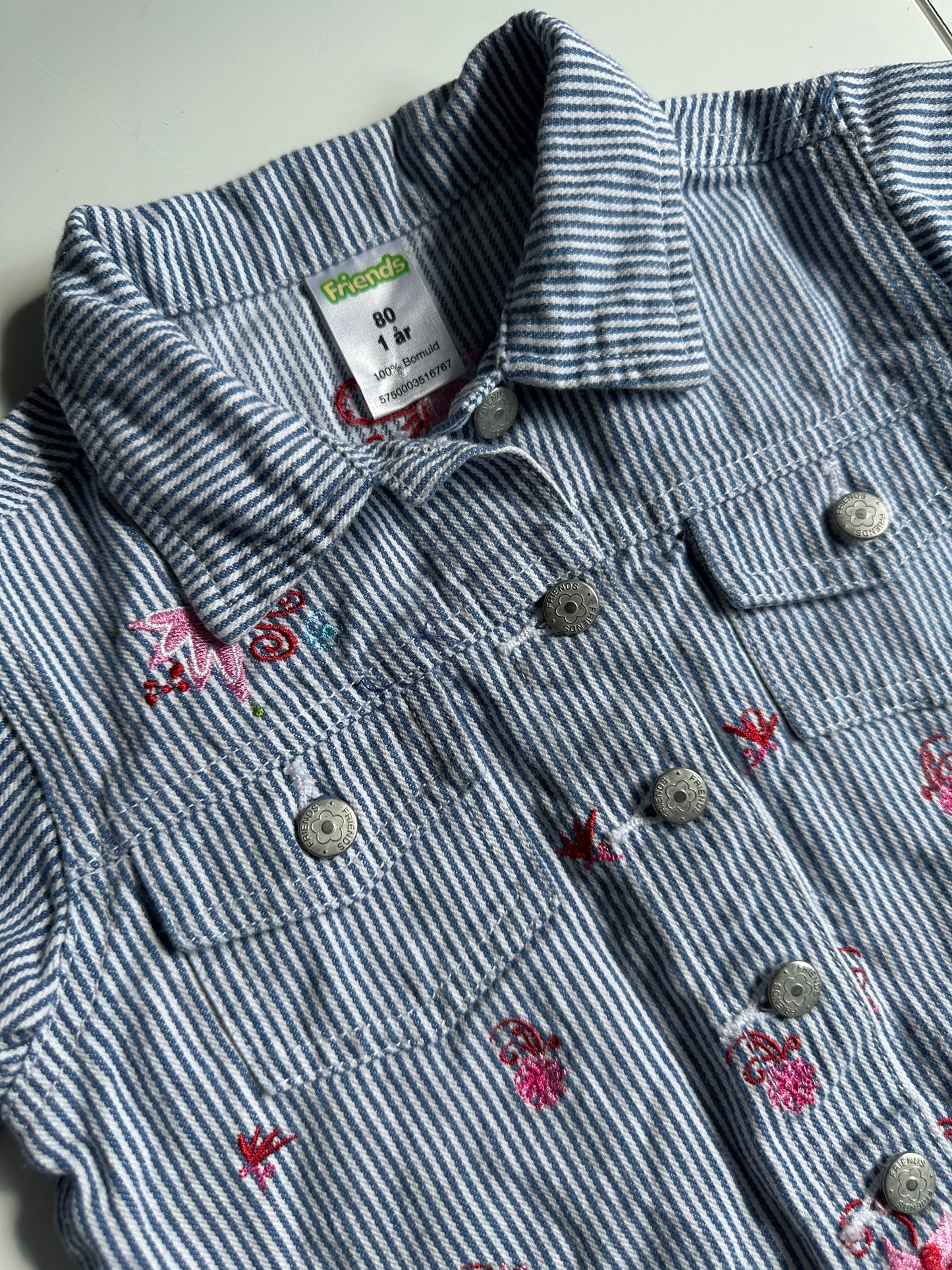 Denimjakke m. broderier str. 80